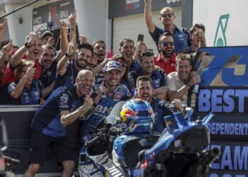 Pelumba BK8 Gresini Racing, Alex Marquez (tengah) meraikan kemenangan tempat pertama bersama krew pasukannya pada perlumbaan Kejuaraan Motosikal Dunia Grand Prix Malaysia 2025 di Litar Antarabangsa Sepang, semalam. - UTUSAN/FARIZ RUSADIO