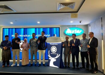 JEFF Lim (tengah) bersama Ahmad Aminurrashid Abd. Aziz (dari kiri) dan Penolong Pengarah Kanan, Bahagian Pengurusan Halal JAKIM, Noor Haslina Osman (dua dari kiri) semasa majlis meraikan persijilan halal jenama itu di Menara Hextar.