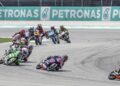 Pelumba AEON CREDIT SIC Racing MSI, Hakim Danish (dua dari kanan) bersaing dalam perlumbaan Moto3 Kejuaraan Motosikal Dunia Grand Prix Malaysia 2025 di Litar Antarabangsa Sepang, semalam. - UTUSAN/FARIZ RUSADIO