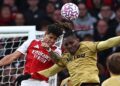 Pemain pertahanan Arsenal, Piero Hincapie (kiri) bersaing dengan tonggak tengah Crystal Palace, Christantus Uche dalam saingan Liga Perdana Inggeris di Stadium Emirates, London, semalam. - AFP
