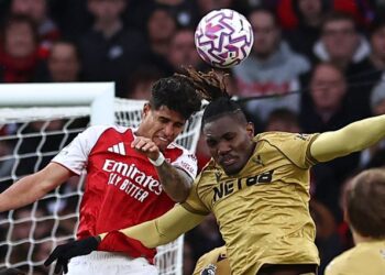 Pemain pertahanan Arsenal, Piero Hincapie (kiri) bersaing dengan tonggak tengah Crystal Palace, Christantus Uche dalam saingan Liga Perdana Inggeris di Stadium Emirates, London, semalam. - AFP