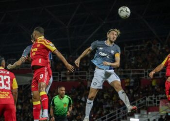 AKSI Selangor FC menentang Kuala Lumpur City dalam perlawanan Liga Super di Stadium MBPJ, Kelana Jaya, semalam. - UTUSAN/MUHAMAD IQBAL ROSLI