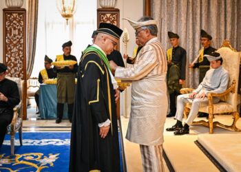 MOHD. Radzi Harun menerima Darjah Kebesaran Sri Sultan Ahmad Shah Pahang (SSAP) yang membawa gelaran datuk seri pada Istiadat Pengurniaan Darjah-Darjah Kebesaran Negeri Pahang Sempena Memuliakan Ulang Tahun Hari Keputeraan Yang Ke-66 Sultan Pahang di Istana Abdulaziz di Kuantan, Pahang.
