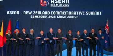 PERDANA Menteri, Datuk Seri Anwar Ibrahim bersama pemimpin-pemimpin ASEAN dan Perdana Menteri New Zealand, Christopher Luxos sempena Sidang Kemuncak ASEAN-New Zealand di Pusat Konvensyen Kuala Lumpur, semalam.