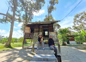 AHMAD @ Shuhaimi Abdullah bersama  Ida  di pondok kecil dalam dusun mereka di Kampung Bandor Lama, Batu Hitam, Kampung Gajah, Pasir Salak, Perak. – UTUSAN/AIN SAFRE BIDIN