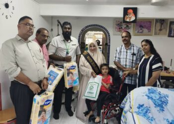 M. Sai Jeevithasri (berkerusi roda) bersama ibunya, Sarahmary (kanan) menerima kunjungan beberapa pihak yang tampil menghulurkan sumbangan kepada mereka semalam.
