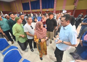 MOHAMAD Nizar Mohamad Najib (kanan) berbual dengan penerima Inisiatif Makmur Pahang Kluster Siswa di Dewan Konvensyen Sultan Haji Ahmad Shah, Pekan, Pahang, semalam.