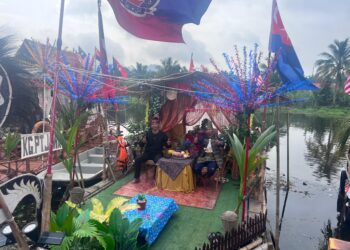 SEBAHAGIAN daripada rakit yang menyertai  pertandingan rakit berhias  di Sungai Simpang Kiri, Parit Sulong, Batu Pahat, Johor.s– UTUSAN/Adnan Ibrahim