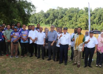 WAN Rosdy Wan Ismail (depan, empat dari kanan)  meninjau potensi pertemuan Sungai Lipis dan Sungai Jelai di Kampung Tanjung, Lipis, Pahang.