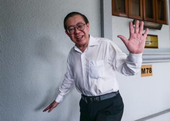 BEKAS Ketua Menteri Pulau Pinang, Lim Guan Eng ketika hadir perbicaraan kes rasuah terowong dasar laut Pulau Pinang di Kompleks Mahkamah Kuala Lumpur di sini, hari ini. - UTUSAN/SYAKIR RADIN