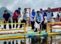 RAHIMI Ismail (lima dari kiri) melepaskan anak benih udang galah di Santuari Ikan Air Tawar Timah Tasoh, Padang Besar, Perlis. -UTUSAN/ASYRAF MUHAMMAD