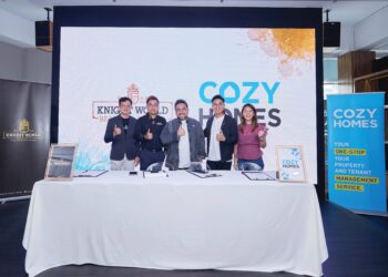 SCOTT Tan (dua kiri) dan Vincent Lim (dua kanan) bersama pengurusan tertinggi kedua-dua syarikat pada majlis menandatangani Memorandum Persefahaman (MoU) antara Knight World Realty dan The Property Guys (CozyHomes), di Kuala Lumpur semalam.