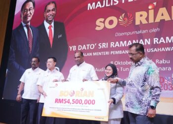 RAMANAN Ramakrishnan (tengah) ketika Majlis Peluncuran Program SOORIAN, bagi memperkasa penyertaan komuniti India dalam bidang keusahawanan francais dengan peruntukkan dana sebanyak RM54.5 juta di Kuala Lumpur, semalam.