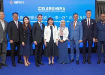 FAD'L Mohamed (empat dari kiri) bersama Lim Hui Ying (tengah) semasa Forum Parallel Financial Street CGS MY di sini semalam, yang diadakan secara serentak di Beijing.