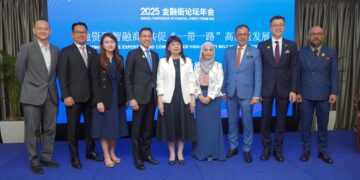 FAD'L Mohamed (empat dari kiri) bersama Lim Hui Ying (tengah) semasa Forum Parallel Financial Street CGS MY di sini semalam, yang diadakan secara serentak di Beijing.