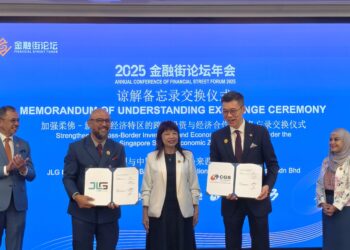 LIM Hui Ying (tengah) menyaksikan pemeteraian Memorandum Persefahaman (MoU) antara JLand Group (JLG) dengan CGS International Securities Malaysia Sdn. Bhd. (CGS MY) pada Forum Parallel Financial Street CGS MY di Kuala Lumpur hari ini.