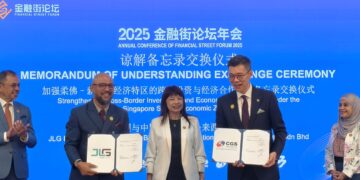 LIM Hui Ying (tengah) menyaksikan pemeteraian Memorandum Persefahaman (MoU) antara JLand Group (JLG) dengan CGS International Securities Malaysia Sdn. Bhd. (CGS MY) pada Forum Parallel Financial Street CGS MY di Kuala Lumpur hari ini.