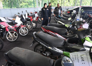 SITI Zarina Mohd. Yusop menunjukkan kenderaan yang dilelong pada Program Lelongan Awam Kenderaan Lucut Hak Bilangan 2/2025 yang diadakan Ibu Pejabat JPJ di Bukit Katil, Melaka. - UTUSAN/AMRAN ALI