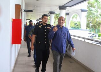 ZAMIL Ibrahim diiringi pegawai SPRM selepas berhadapan dua pertuduhan berkaitan rasuah di Mahkamah Sesyen Alor Setar, Kedah hari ini. - UTUSAN/ SHAHIR NOORDIN