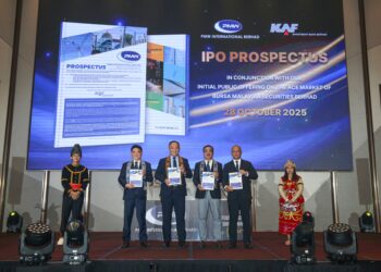 LEE Hon Hwa (dua dari kiri) bersama barisan Pengurusan kanan PMW International semasa sesi pelancaran prospektus di Kuala Lumpur, semalam.