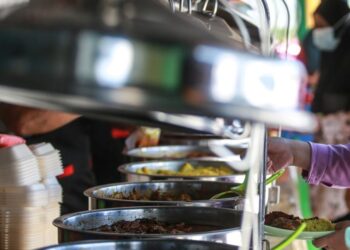 RAMAI tetamu mengambil makanan secara berlebihan melebihi kemampuan untuk dihabiskan hingga menyebabkan berlakunya pembaziran.