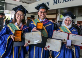 UNIVERSITI bukan sekadar ruang akademik tetapi wadah melahirkan pemimpin muda yang mampu mengharumkan nama negara.