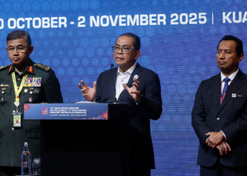 MOHAMED Khaled Nordin pada sidang akhbar selepas mengadakan lawatan persiapan akhir Mesyuarat Menteri-Menteri Pertahanan ASEAN ke-19 (ADMM) dan ADMM-Plus ke-12 di Pusat Konvensyen Kuala Lumpur hari ini. - UTUSAN/SHIDDIEQIIN ZON