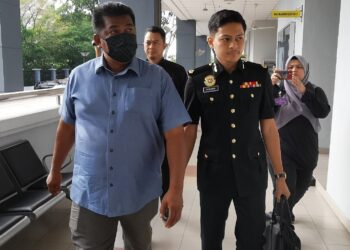 SHARUDIN Ibrahim hadir ke Mahkamah Sesyen Seremban hari ini bagi berdepan pendakwaan 77 pertuduhan menerima suapan dan mengemukakan dokumen palsu berhubung pelbagai jenis perkhidmatan kesihatan sejak tahun 2022 hingga 2023. - UTUSAN/MOHD. SHAHJEHAN MAAMIN