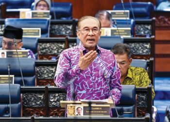 ANWAR Ibrahim menjawab pertanyaan Ahli Parlimen semasa Waktu Pertanyaan Perdana Menteri di Dewan Rakyat, semalam.