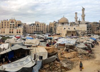 KEADAAN daif di kawasan penempatan sementara penduduk Palestin di Khan Younis, selatan Gaza. - AFP