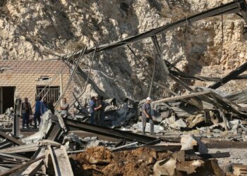 ORANG ramai meninjau kerosakan di sebuah kompleks pengeluaran simen sehari selepas siri serangan udara Israel di kampung Ansar, selatan Lubnan.-AFP