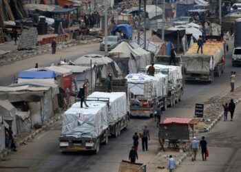 BEBERAPA trak membawa bantuan kemanusiaan memasuki Nusseirat di tengah Gaza. – AFP