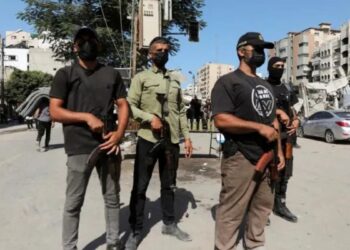 PASUKAN keselamatan Hamas berkawal di kawasan jalan-jalan sekitar Gaza City.-AGENSI