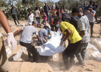 BEBERAPA lelaki mengebumikan baki mayat rakyat Palestin yang dipulangkan oleh Israel di bawah perjanjian gencatan senjata di sebuah tanah perkuburan di Deir al-Balah, di tengah Semenanjung Gaza. – AFP