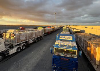 TRAK sarat dengan bantuan kemanusiaan diletakkan di persimpangan Rafah sebelah Mesir, sementara menunggu untuk mendapatkan akses ke Gaza.- AFP
