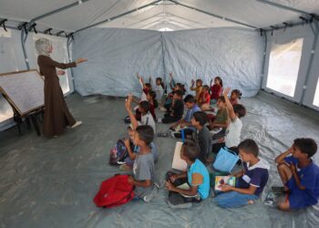 PELAJAR Palestin mengikuti sesi pembelajaran di sekolah sementara yang ditubuhkan Persatuan Kebudayaan Mayasem, disokong UNICEF, di kem pelarian al-Qarara, Khan Younis, selatan Gaza. – AFP