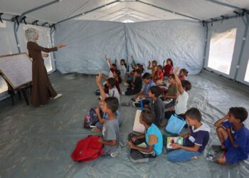 PELAJAR Palestin mengikuti sesi pembelajaran di sekolah sementara yang ditubuhkan Persatuan Kebudayaan Mayasem, disokong UNICEF, di kem pelarian al-Qarara, Khan Younis, selatan Gaza. – AFP