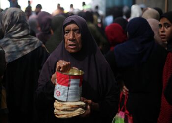 PENDUDUK Palestin berkumpul untuk mendapatkan bantuan makanan daripada dapur amal di kem pelarian Nuseirat, tengah Gaza, kelmarin.- AFP