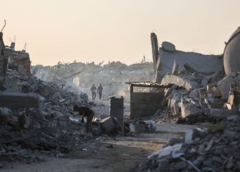 PIX 2 - RAKYAT Palestin berjalan di tengah sisa runtuhan bangunan yang musnah di kawasan kejiranan Sheikh Radwan di Gaza City.- AFP