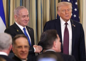 PIX 2 - PRESIDEN AS, Donald Trump (kanan) berjabat tangan dengan Perdana Menteri Israel, Benjamin Netanyahu pada akhir sidang media di Rumah Putih, di Washington DC, Isnin lalu.- AFP