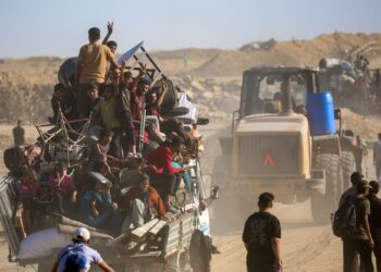 PENDUDUK Palestin menunjukkan isyarat kemenangan ketika menuju ke Gaza City melalui koridor Netzarim dari Nuseirat di tengah Semenanjung Gaza.-AFP