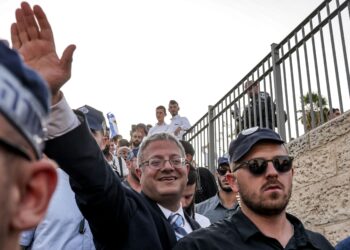 ANGGOTA polis Israel mengiringi Itamar Ben-Gvir (tengah) ketika beliau tiba di luar Pintu Damsyik di Kota Lama Baitulmuqaddis. 
– AFP