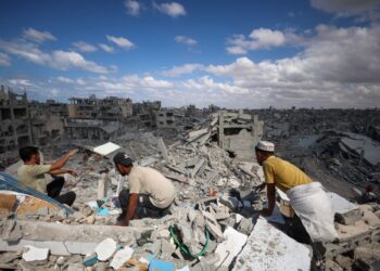 RAKYAT Palestin mencari mangsa di Bawah runtuhan bangunan yang musnah akibat pengeboman Israel di Khan Younis, selatan Gaza.- AFP