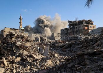 KEPULAN asap kelihatan selepas tentera Israel melancarkan serangan udara di tengah Gaza kelmarin. – AFP