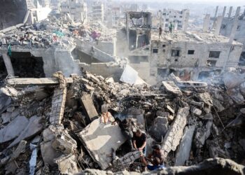 PENDUDUK Palestin mencari mayat di bawah runtuhan bangunan akibat serangan udara tentera Israel di Gaza City. – AFP