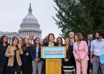 SENATOR Demokrat, Amy Klobuchar berucap pada perhimpunan Health Care Over Billionaires selepas penutupan kerajaan di Capitol AS.-AFP