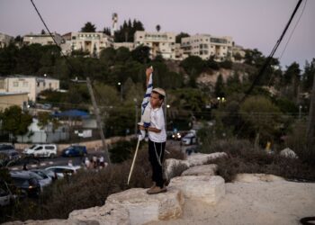 SEORANG budak lelaki Israel memegang bendera semasa kepulangan tebusan yang dibebaskan, Avinatan Or, di penempatan haram di Shiloh, Tebing Barat yang diduduki. – AFP