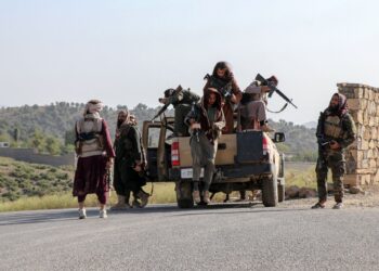 ANGGOTA keselamatan Taliban tiba di daerah Zazau Maidan di wilayah Khost berhampiran sempadan Afghanistan-Pakistan untuk rondaan.- AFP