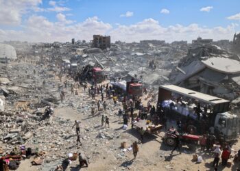 RAKYAT Palestin berkumpul di sekitar trak bantuan yang masuk dari persimpangan Karem Abu Salem, di Khan Younis, selatan Gaza, kelmarin. – AFP