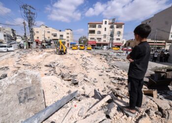 SEORANG kanak-kanak Palestin berdiri di tepi jalan yang rosak selepas serbuan Israel di bandar Tubas, Tebing Barat yang diduduki.-AFP